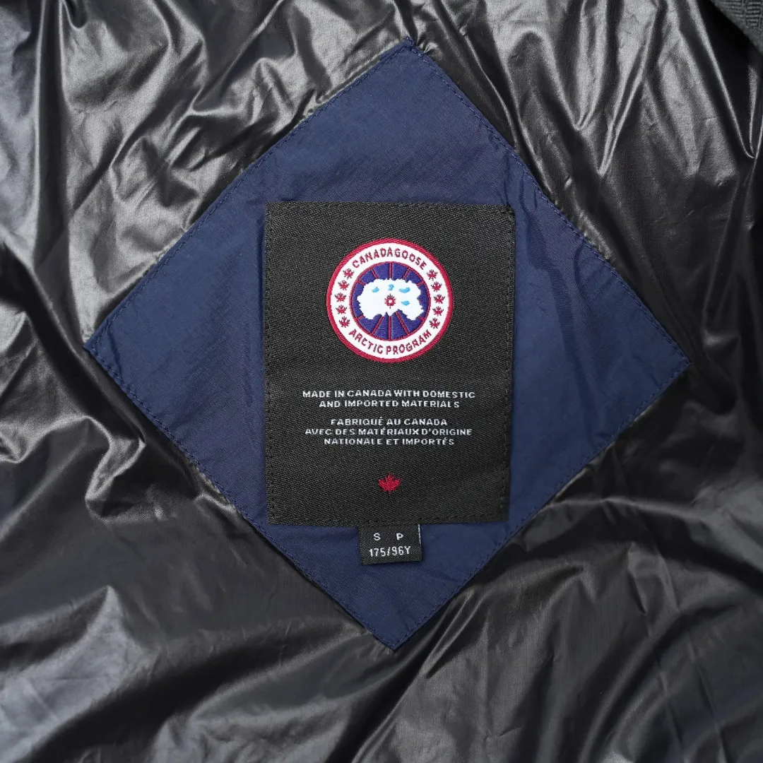 P940 Canada Goose Lawrence Down Jacket The Lawrence Down Jacket provides essential protection for everyday adventures and is made from sustainable Enduraluxe fabric with a durable soft touch. It features a quilted body, an adjustable down hood and a longer hem. Adjustable, down-filled, communicated hood. Two-way center front zipper increases range of motion and ventilation. The chin-protecting suede knit stand-up collar is soft and extra-comfortable. Inset rib-knit cuffs for added comfort and locked in heat. CORDURAD piping at the cuffs hem and reflective double-stripe grip tape at the back. Internal shoulder strap Color: black with red label black with black label azure blue Size: XS-2XL